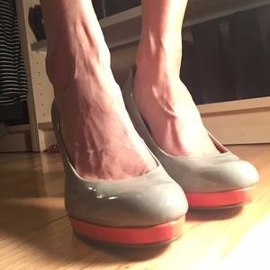 NEW patent grey and orange Bandolino pumps